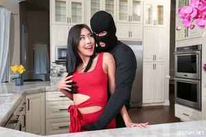 Nhìn thấy bạn gái của anh trai ngủ quên khi đang tắm và cái kết