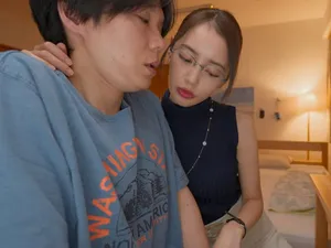 Bất lực nằm dưới gầm giường nghe tiếng cô vợ rên với đàn em thân tín