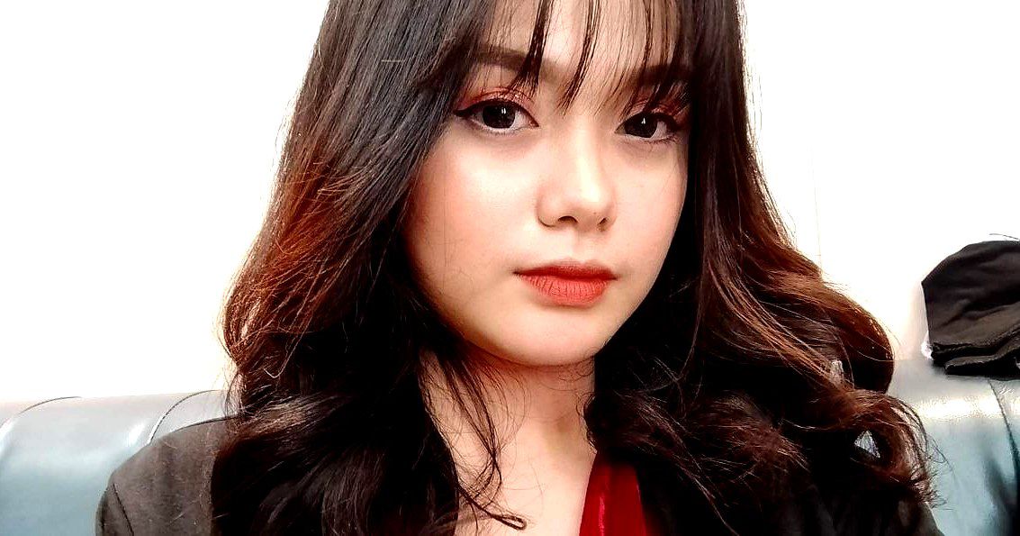 Gặp ca sĩ trên đường thanh niên dùng tiền để được xem vú